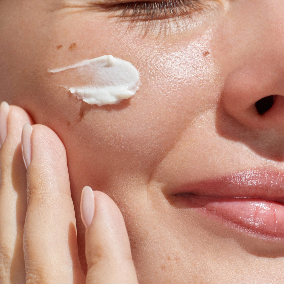 Natural Sunscreen vs “Normal” Sunscreen: What’s the Difference — and Does It Matter?